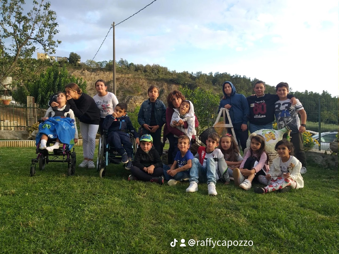 Bambini che giocano insieme – Luce Negli Occhi APS