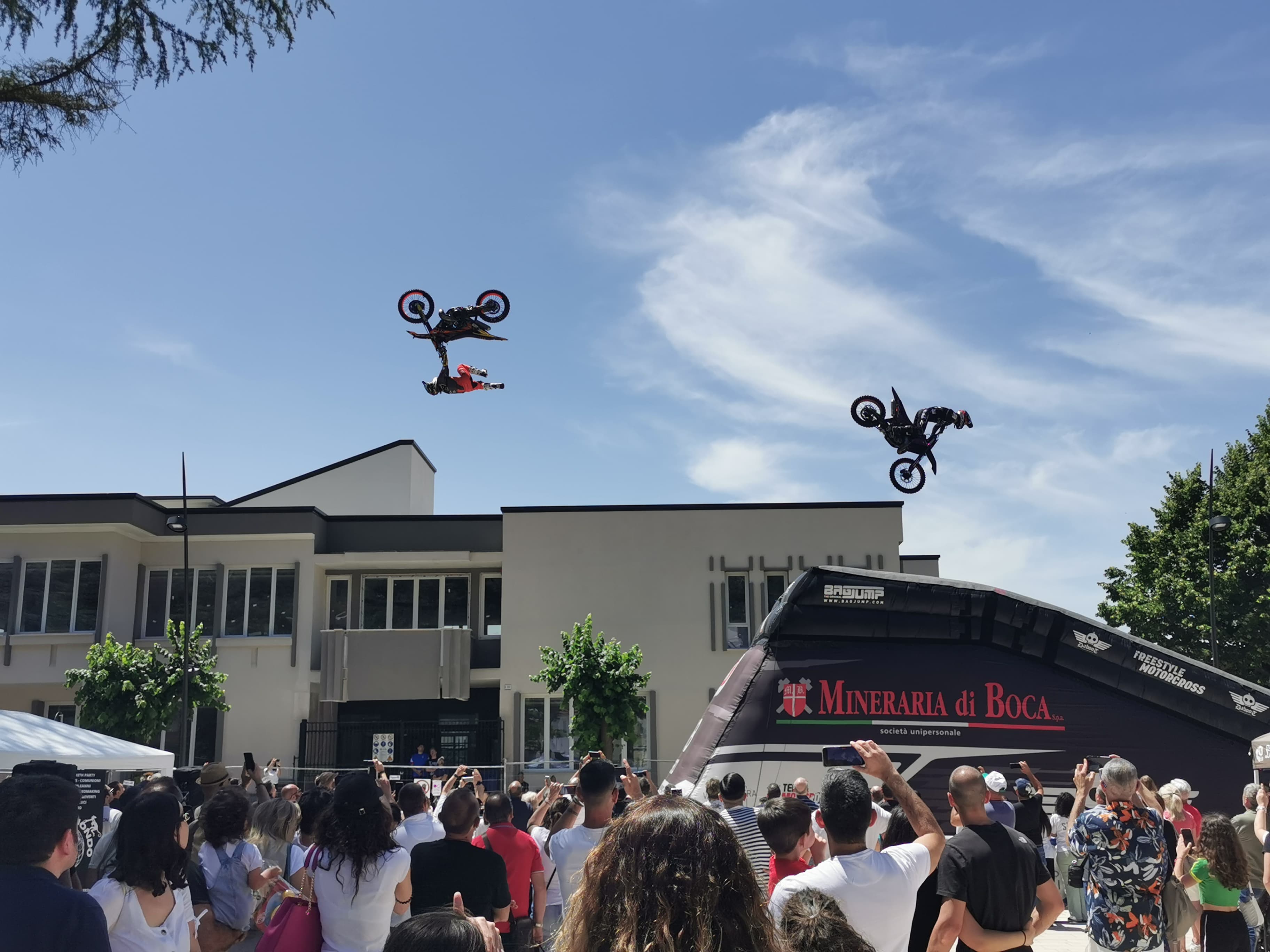 Esibizione di moto cross durante manifestazione Luce Negli Occhi APS