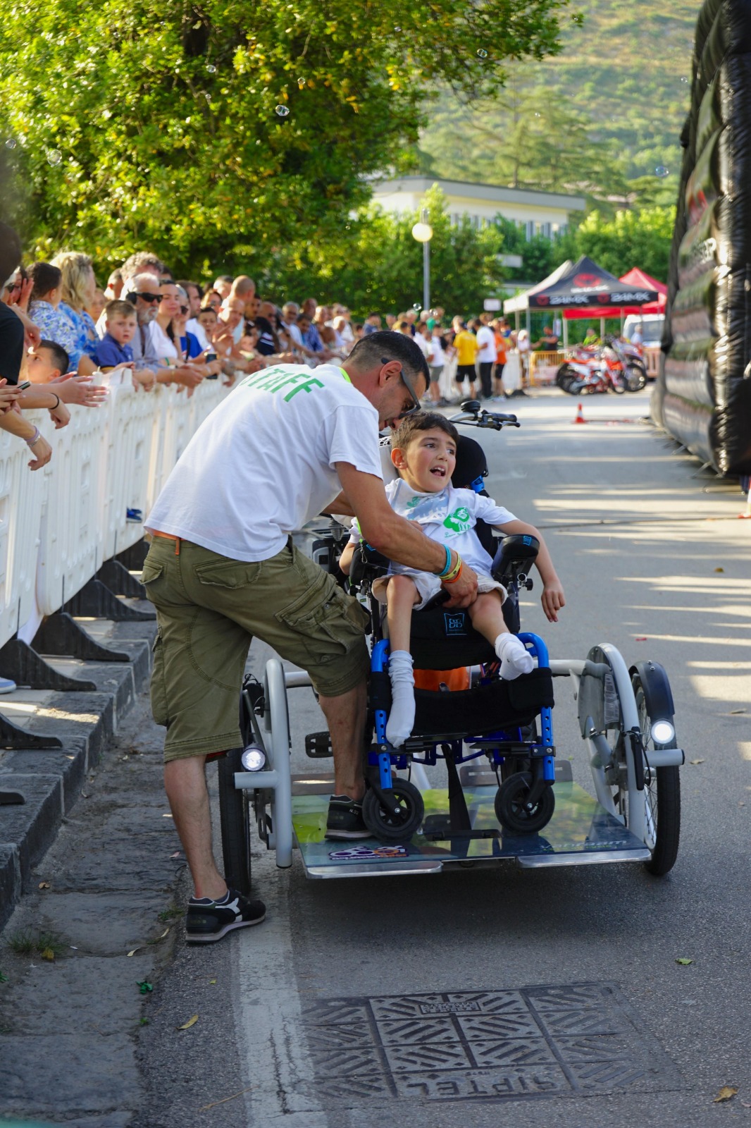 Bambino su carrozzina speciale durante la Giornata Diversa – Luce Negli Occhi APS