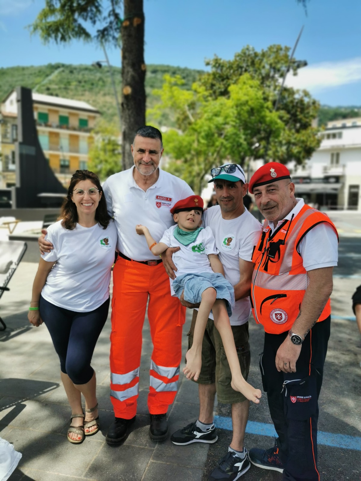 Volontari con bambino durante la Giornata Diversa – Luce Negli Occhi APS