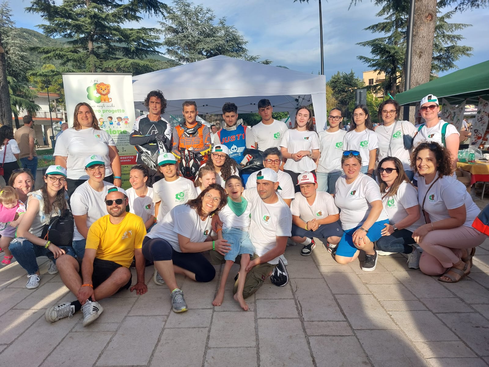 Grande gruppo di volontari con piloti moto alla Giornata Diversa – Luce Negli Occhi APS