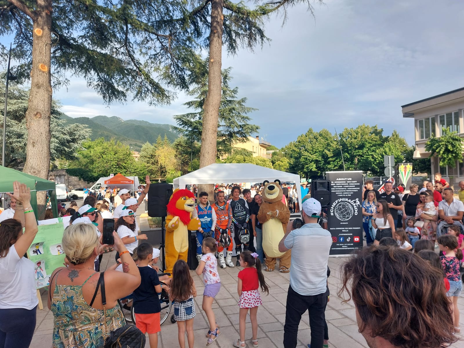 Mascotte e pubblico alla Giornata Diversa – Luce Negli Occhi APS