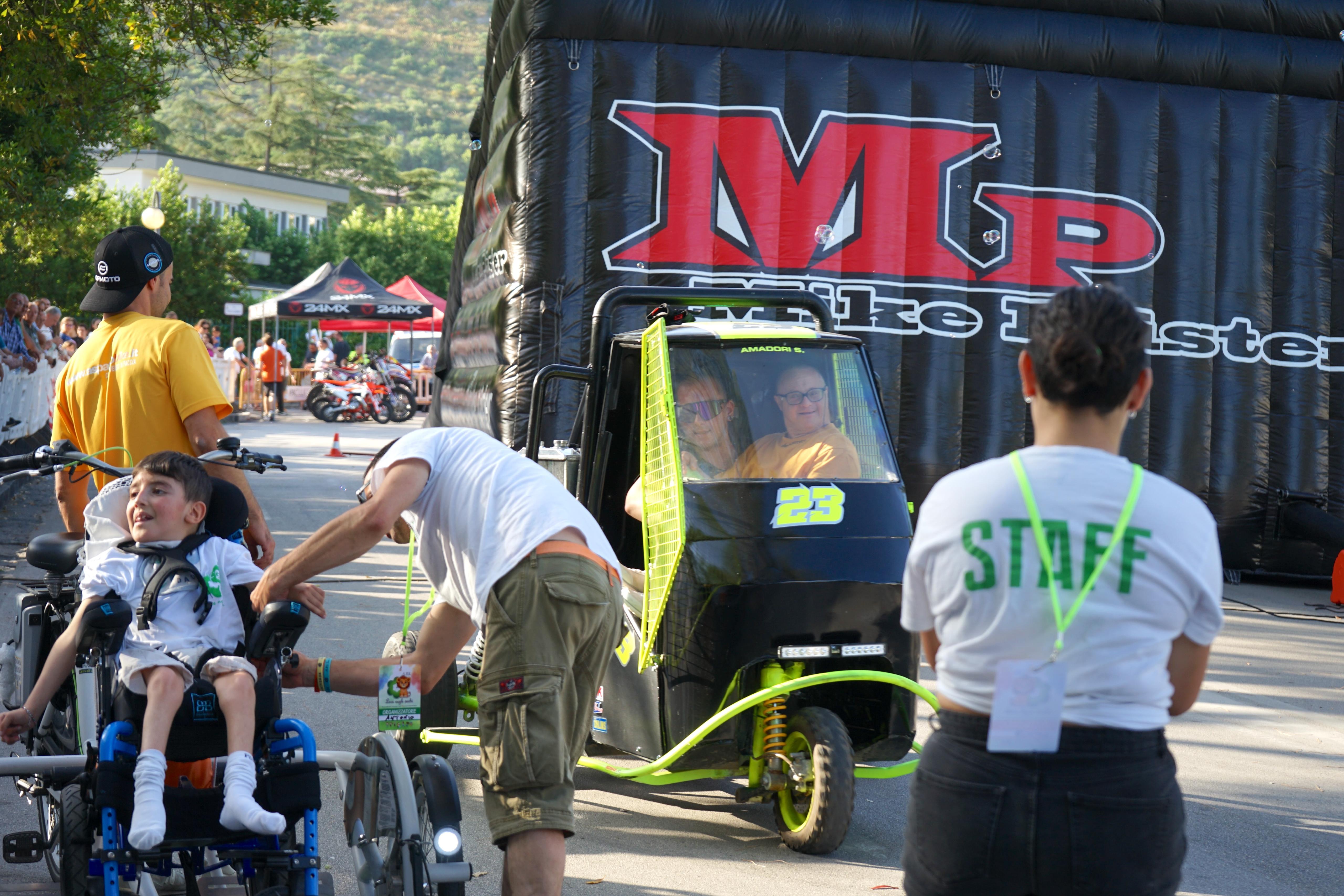 Moto therapy: bambino vive l'esperienza della moto come terapia